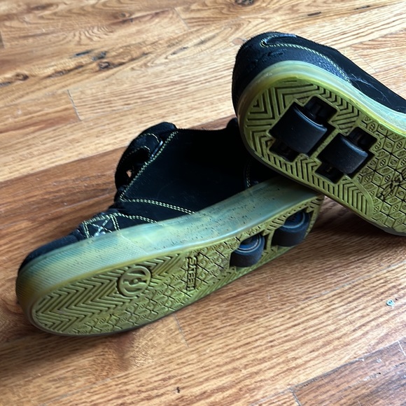 Heelys Shoes Youth Size 4 - Picture 3 of 4